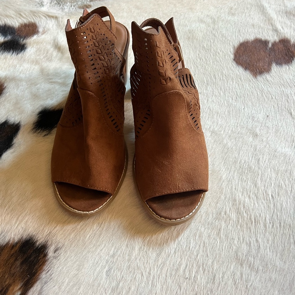 Women’s hills size 8 good condition camel color